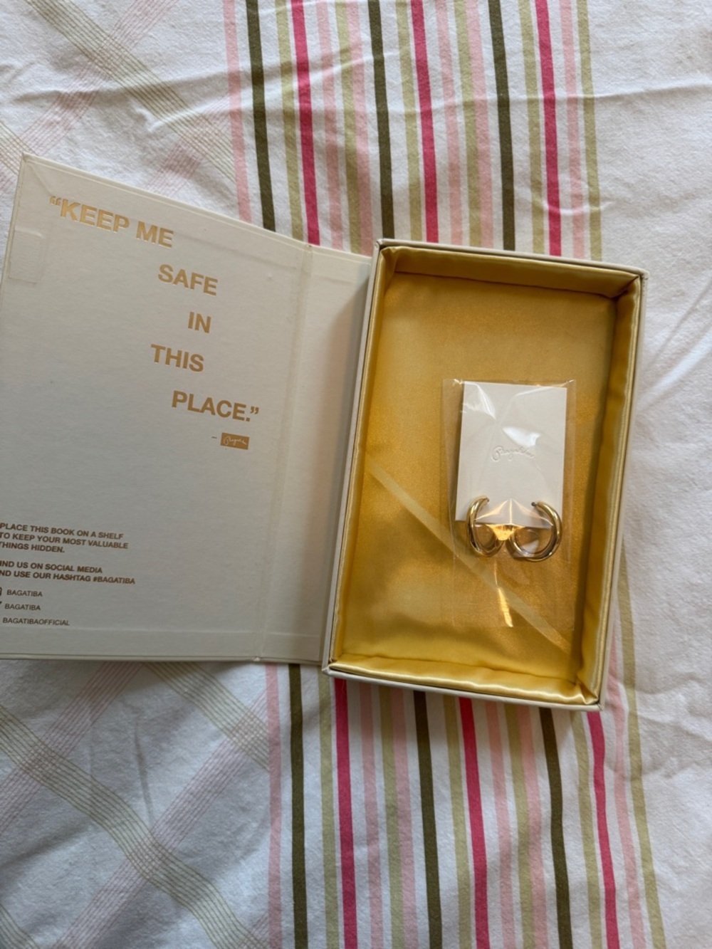 Bagatiba Gold Hoop Earring - Picture 4 of 7